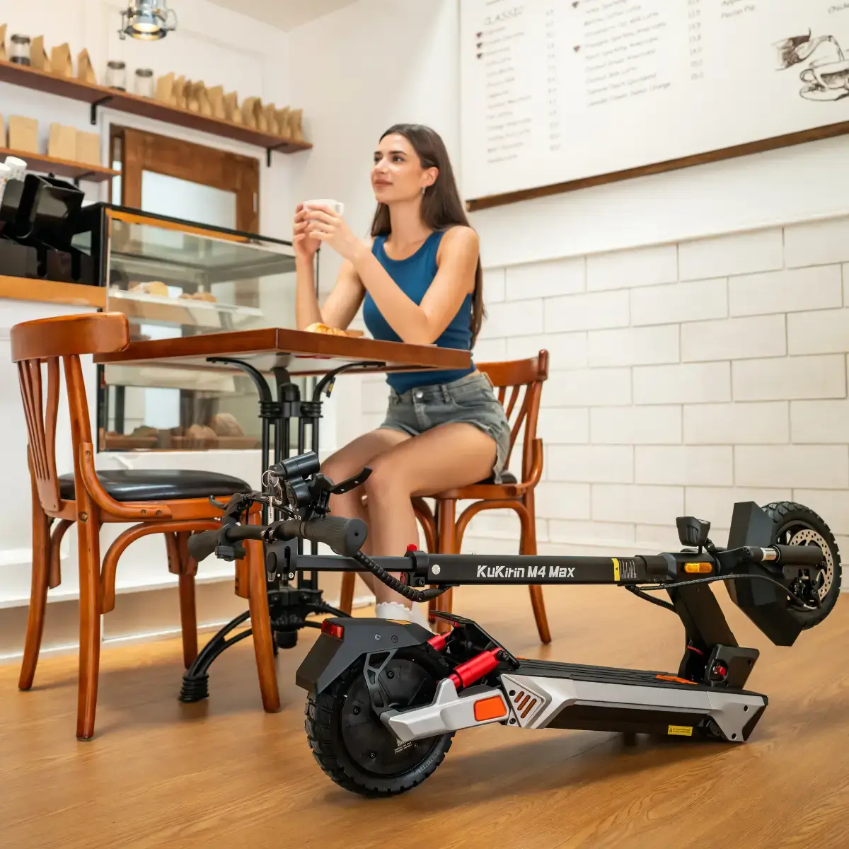 Kukirin M4 Max Kafe Scena.webp