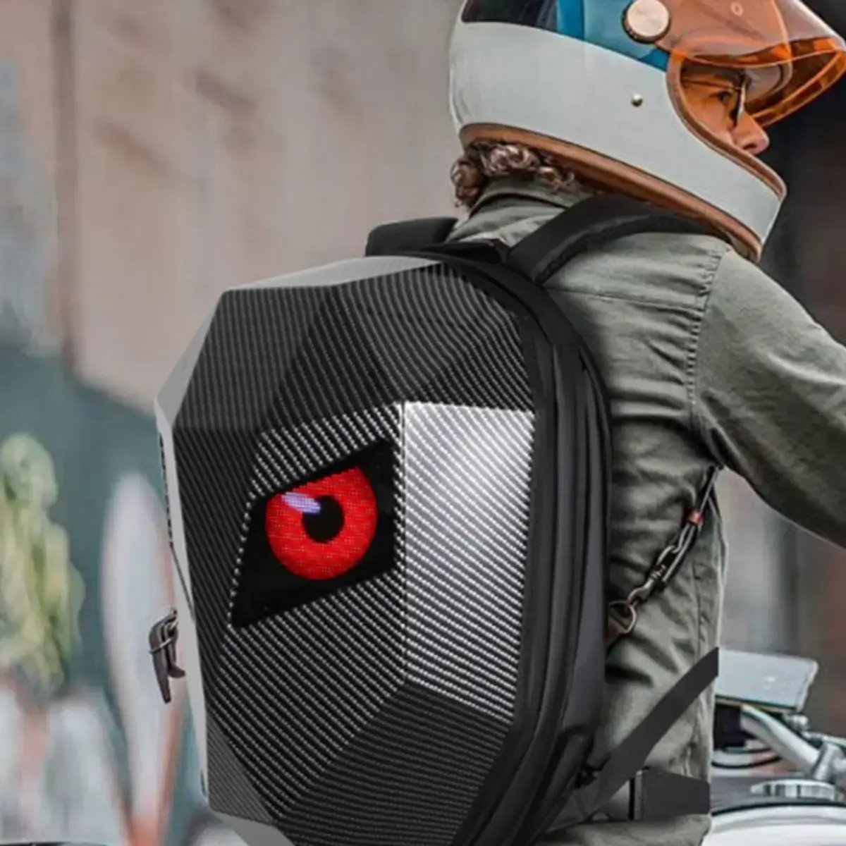 Motorist S Kaska Nosi Led Ranicza.webp