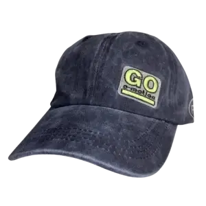 Tamnosinya Shapka Go E Motion Izgled Pod Agal Otpred Vdyasno Pokazvastha Detayl Ot Kozirkata I Logoto.webp